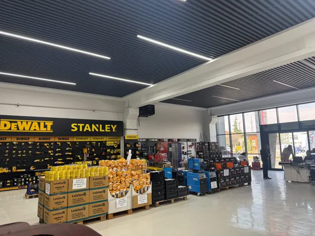 Global Hırdavat mağaza — Showroom girişi